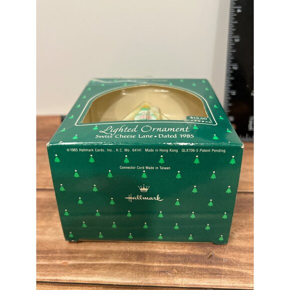 1985 HALLMARK KEEPSAKE ORNAMENT QLX706-5 SWISS CHEESE LANE LIGHTED MOUSE - Picture 3 of 9